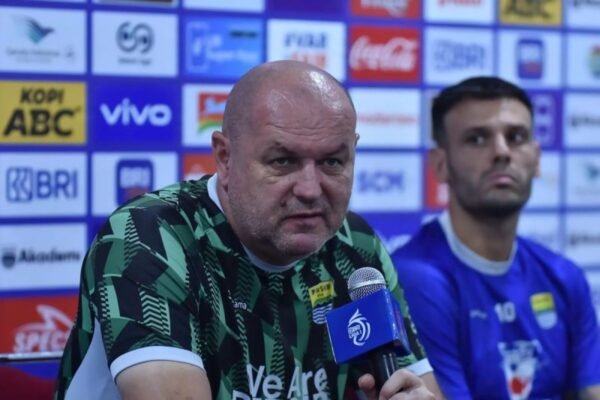 Berikut beberapa alternatif judul untuk “Pemain Persib Bandung Dibekali Latihan Individual Selama Liburan”:
1. “Pemain Persib Bandung Jalani Program Latihan Mandiri Saat Liburan”
2. “Persib Bandung: Latihan Individual Pemain Selama Masa Liburan”
3. “Mengoptimalkan Liburan: Pemain Persib Bandung Terima Latihan Individual”
4. “Liburan Tidak Menghambat: Pemain Persib Bandung Fokus Latihan Individu”
5. “Strategi Persib Bandung: Latihan Individual untuk Pemain Selama Liburan”
Semoga salah satu dari judul-judul ini sesuai dengan yang Anda cari! Berikut beberapa alternatif judul untuk "Pemain Persib Bandung Dibekali Latihan Individual Selama Liburan":
1. "Pemain Persib Bandung Jalani Program Latihan Mandiri Saat Liburan"
2. "Persib Bandung: Latihan Individual Pemain Selama Masa Liburan"
3. "Mengoptimalkan Liburan: Pemain Persib Bandung Terima Latihan Individual"
4. "Liburan Tidak Menghambat: Pemain Persib Bandung Fokus Latihan Individu"
5. "Strategi Persib Bandung: Latihan Individual untuk Pemain Selama Liburan"
Semoga salah satu dari judul-judul ini sesuai dengan yang Anda cari!