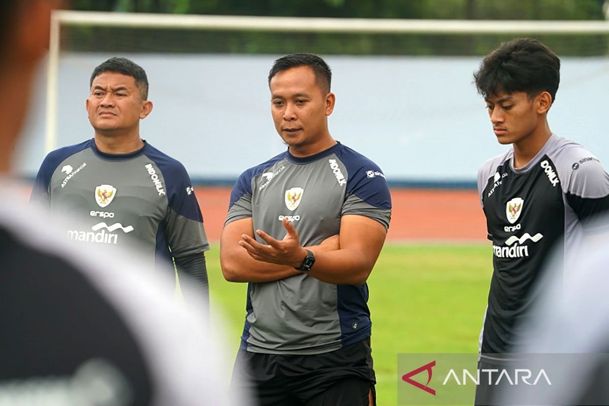 Berikut beberapa alternatif judul untuk "Sofie Imam jadi Asisten Pelatih Fisik Timnas Indonesia":
1. "Sofie Imam Resmi Menjadi Asisten Pelatih Fisik Timnas Indonesia"
2. "Sofie Imam: Sosok Baru di Timnas Indonesia sebagai Asisten Pelatih Fisik"
3. "Timnas Indonesia Dapatkan Asisten Pelatih Fisik Baru: Sofie Imam"
4. "Sofie Imam Memperkuat Timnas Indonesia sebagai Asisten Pelatih Fisik"
5. "Asisten Pelatih Fisik Baru Timnas Indonesia: Sofie Imam"
6. "Peran Baru Sofie Imam di Timnas Indonesia: Asisten Pelatih Fisik"
7. "Sofie Imam Mengemban Tugas Sebagai Asisten Pelatih Fisik Timnas Indonesia"
8. "Timnas Indonesia: Sofie Imam Menjadi Asisten Pelatih Fisik"
Silakan gunakan judul yang paling sesuai dengan kebutuhan Anda!