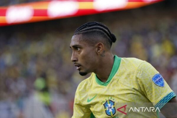 Berikut adalah beberapa alternatif judul untuk “Raphinha sesumbar akan cetak gol saat melawan Timnas Argentina”:
1. “Raphinha Yakin Bisa Cetak Gol Melawan Argentina”
2. “Raphinha Percaya Diri akan Mencetak Gol Saat Hadapi Argentina”
3. “Raphinha Berambisi Taklukkan Argentina dengan Gol”
4. “Raphinha Optimis Genggam Gol melawan Timnas Argentina”
5. “Raphinha Mengklaim Siap Cetak Gol di Pertandingan Melawan Argentina”
6. “Raphinha: ‘Saya Akan Cetak Gol Melawan Timnas Argentina'”
Semoga salah satu dari judul-judul ini cocok! Berikut adalah beberapa alternatif judul untuk "Raphinha sesumbar akan cetak gol saat melawan Timnas Argentina":
1. "Raphinha Yakin Bisa Cetak Gol Melawan Argentina"
2. "Raphinha Percaya Diri akan Mencetak Gol Saat Hadapi Argentina"
3. "Raphinha Berambisi Taklukkan Argentina dengan Gol"
4. "Raphinha Optimis Genggam Gol melawan Timnas Argentina"
5. "Raphinha Mengklaim Siap Cetak Gol di Pertandingan Melawan Argentina"
6. "Raphinha: 'Saya Akan Cetak Gol Melawan Timnas Argentina'"
Semoga salah satu dari judul-judul ini cocok!