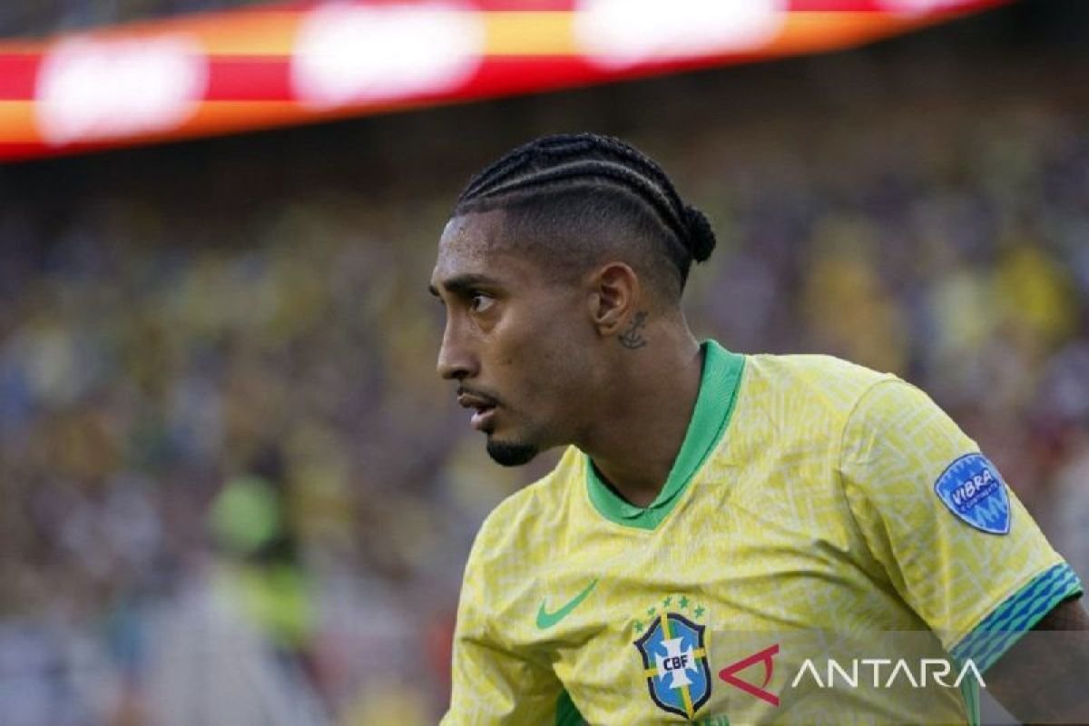 Berikut adalah beberapa alternatif judul untuk "Raphinha sesumbar akan cetak gol saat melawan Timnas Argentina":
1. "Raphinha Yakin Bisa Cetak Gol Melawan Argentina"
2. "Raphinha Percaya Diri akan Mencetak Gol Saat Hadapi Argentina"
3. "Raphinha Berambisi Taklukkan Argentina dengan Gol"
4. "Raphinha Optimis Genggam Gol melawan Timnas Argentina"
5. "Raphinha Mengklaim Siap Cetak Gol di Pertandingan Melawan Argentina"
6. "Raphinha: 'Saya Akan Cetak Gol Melawan Timnas Argentina'"
Semoga salah satu dari judul-judul ini cocok!