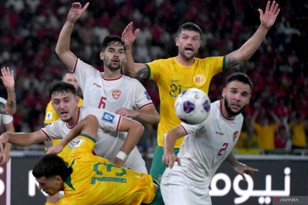 Here are some alternative titles for “Australia Kejar Tiga Poin Melawan Timnas Indonesia di Sydney”:
1. “Australia Targetkan Tiga Poin Kontra Timnas Indonesia di Sydney”
2. “Pertandingan Krusial: Australia Berupaya Raih Tiga Poin Lawan Indonesia di Sydney”
3. “Australia Berambisi Dapatkan Tiga Poin Melawan Indonesia di Sydney”
4. “Timnas Australia Berjuang untuk Tiga Poin Melawan Indonesia di Sydney”
5. “Australia Incar Kemenangan Penuh Poin atas Timnas Indonesia di Sydney Here are some alternative titles for "Australia Kejar Tiga Poin Melawan Timnas Indonesia di Sydney":
1. "Australia Targetkan Tiga Poin Kontra Timnas Indonesia di Sydney"
2. "Pertandingan Krusial: Australia Berupaya Raih Tiga Poin Lawan Indonesia di Sydney"
3. "Australia Berambisi Dapatkan Tiga Poin Melawan Indonesia di Sydney"
4. "Timnas Australia Berjuang untuk Tiga Poin Melawan Indonesia di Sydney"
5. "Australia Incar Kemenangan Penuh Poin atas Timnas Indonesia di Sydney