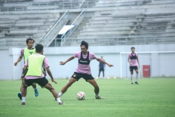 Berikut beberapa alternatif judul untuk “Persik Incar Hasil Maksimal dari Lima Laga Terakhir”:
1. “Persik Targetkan Hasil Sempurna di Lima Pertandingan Terakhir”
2. “Persik Berupaya Maksimalkan Poin di Lima Laga Penutup”
3. “Persik Sasar Kemenangan Penuh dalam Lima Pertandingan Terakhir”
4. “Persik Fokus Raih Hasil Optimal dari Lima Laga Pamungkas”
5. “Persik Berambisi Dapatkan Hasil Terbaik di Lima Pertandingan Akhir”
Silakan pilih yang paling sesuai atau minta alternatif lainnya! Berikut beberapa alternatif judul untuk "Persik Incar Hasil Maksimal dari Lima Laga Terakhir":
1. "Persik Targetkan Hasil Sempurna di Lima Pertandingan Terakhir"
2. "Persik Berupaya Maksimalkan Poin di Lima Laga Penutup"
3. "Persik Sasar Kemenangan Penuh dalam Lima Pertandingan Terakhir"
4. "Persik Fokus Raih Hasil Optimal dari Lima Laga Pamungkas"
5. "Persik Berambisi Dapatkan Hasil Terbaik di Lima Pertandingan Akhir"
Silakan pilih yang paling sesuai atau minta alternatif lainnya!