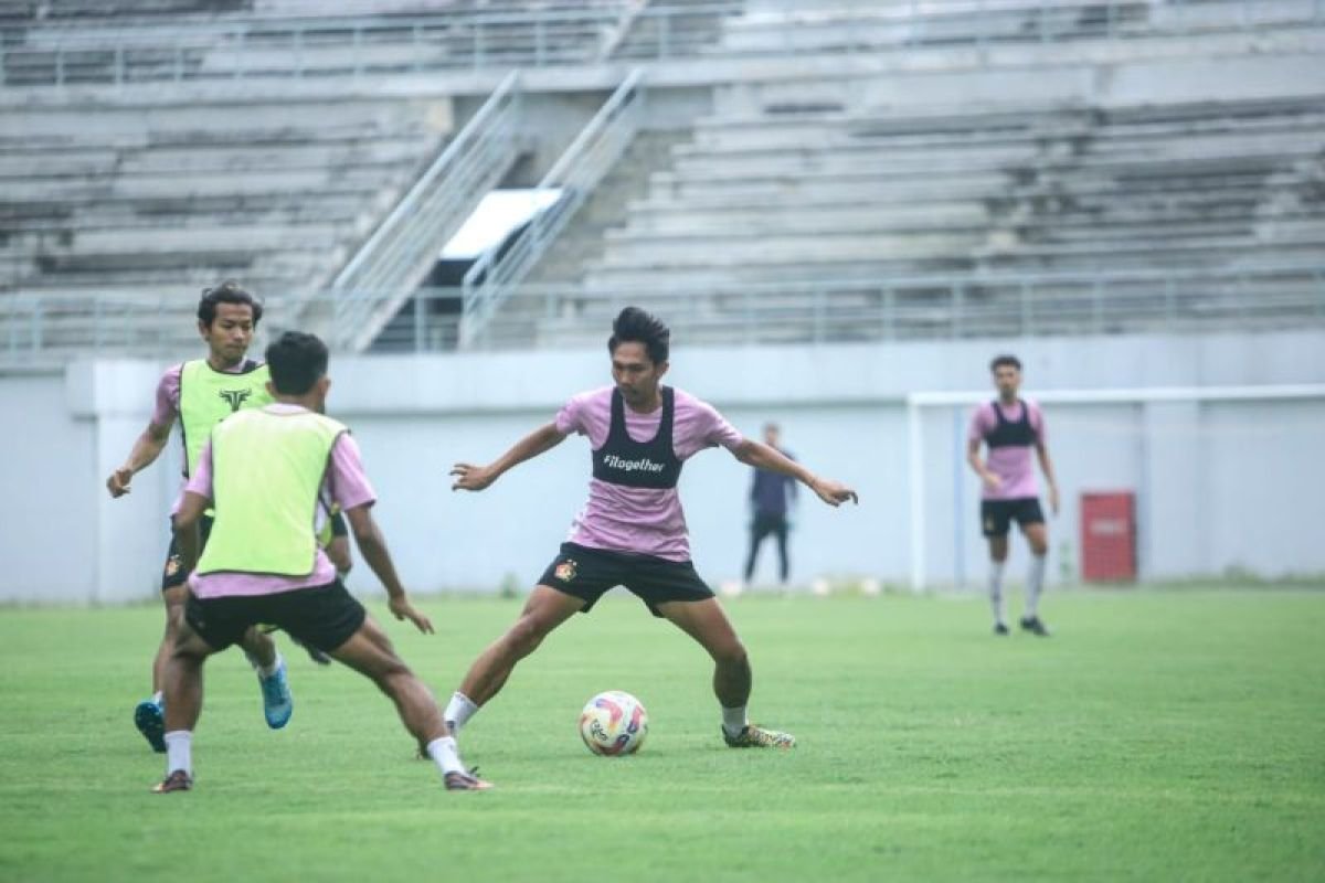 Berikut beberapa alternatif judul untuk "Persik Incar Hasil Maksimal dari Lima Laga Terakhir":
1. "Persik Targetkan Hasil Sempurna di Lima Pertandingan Terakhir"
2. "Persik Berupaya Maksimalkan Poin di Lima Laga Penutup"
3. "Persik Sasar Kemenangan Penuh dalam Lima Pertandingan Terakhir"
4. "Persik Fokus Raih Hasil Optimal dari Lima Laga Pamungkas"
5. "Persik Berambisi Dapatkan Hasil Terbaik di Lima Pertandingan Akhir"
Silakan pilih yang paling sesuai atau minta alternatif lainnya!