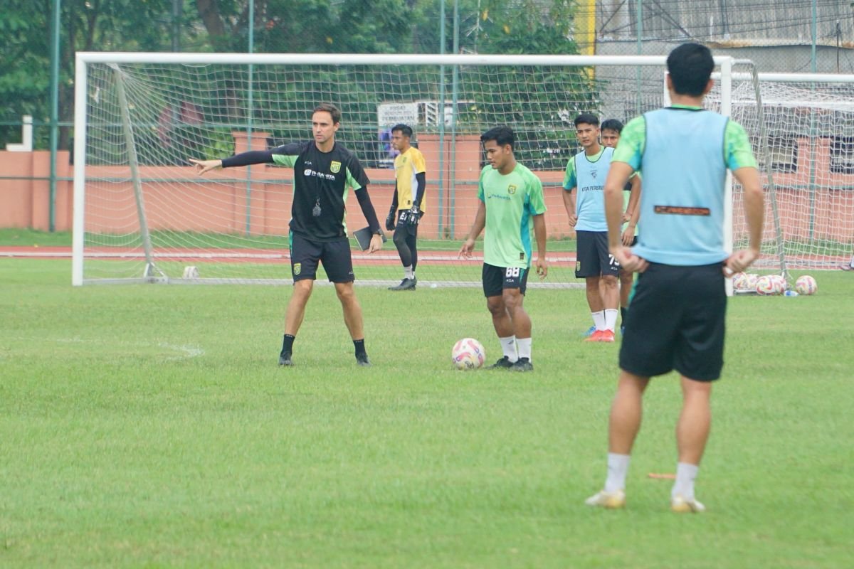 Berikut adalah alternatif judul untuk "Munster Siapkan Pengganti Slavko untuk Derbi Melawan Arema FC":
1. "Munster Cari Pengganti Slavko Jelang Derbi Melawan Arema FC"
2. "Persiapan Munster Menjelang Derbi: Mencari Pengganti Slavko"
3. "Derbi Melawan Arema FC: Munster Siapkan Solusi Tanpa Slavko"
4. "Munster Hadapi Arema FC Tanpa Slavko: Siapkan Pemain Pengganti"
5. "Taktik Baru Munster: Pengganti Slavko Siap Tampil di Derbi Arema FC"
Semoga alternatif judul ini sesuai dengan yang Anda inginkan!