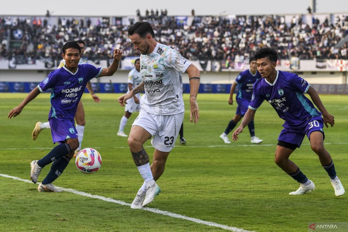 Here are some alternative title suggestions:
1. "Lefundes: Persita Tangerang Berhak Dapatkan Kemenangan atas Persib"
2. "Persita Tangerang Layak Menang Melawan Persib, Kata Lefundes"
3. "Lefundes: Kemenangan Persita atas Persib Sudah Sepantasnya"
4. "Persita Tangerang: Kesempatan Emas untuk Kemenangan menurut Lefundes"
5. "Lefundes: Persita Tangerang Memiliki Peluang Besar untuk Menang Kontra Persib