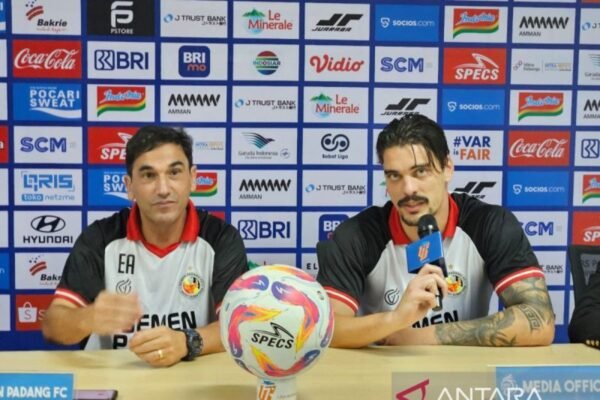 Pelatih Carlos Almeida Ringankan Beban Pemain Semen Padang Pelatih Carlos Almeida Ringankan Beban Pemain Semen Padang