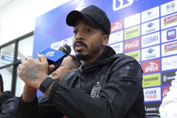 Berikut beberapa alternatif judul untuk “Eduardo Janji Persija Berikan yang Terbaik di Kandang PSS”:
1. “Eduardo: Persija Berkomitmen Memberikan Performa Terbaik di Kandang PSS”
2. “Eduardo Menyatakan Persija Siap Tampil Maksimal di Home Match Melawan PSS”
3. “Janji Eduardo: Persija Akan Tampilkan yang Terbaik di Markas PSS”
4. “Eduardo Bertekad Persija Raih Hasil Optimal di Kandang PSS”
5. “Persija Siap Berikan Performa Terbaik di Kandang PSS, Janji Eduardo”
Apakah Anda ingin lebih banyak pilihan? Berikut beberapa alternatif judul untuk "Eduardo Janji Persija Berikan yang Terbaik di Kandang PSS":
1. "Eduardo: Persija Berkomitmen Memberikan Performa Terbaik di Kandang PSS"
2. "Eduardo Menyatakan Persija Siap Tampil Maksimal di Home Match Melawan PSS"
3. "Janji Eduardo: Persija Akan Tampilkan yang Terbaik di Markas PSS"
4. "Eduardo Bertekad Persija Raih Hasil Optimal di Kandang PSS"
5. "Persija Siap Berikan Performa Terbaik di Kandang PSS, Janji Eduardo"
Apakah Anda ingin lebih banyak pilihan?