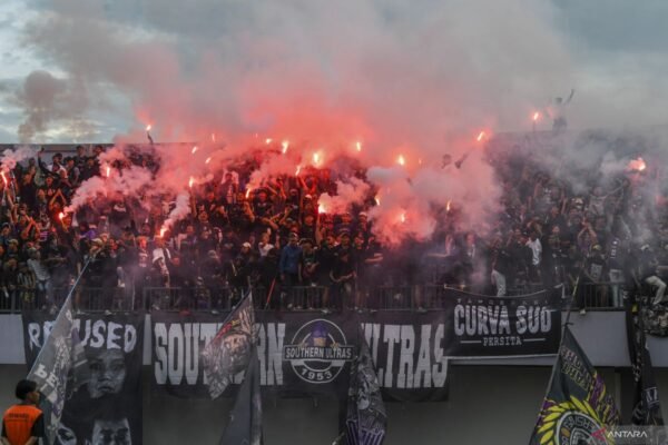 Suara Gemuruh dan Petasan: Laga Persita vs Persib Terhenti Sementara