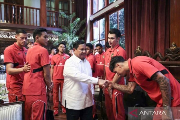 Presiden Prabowo Subianto Merayakan Kemenangan Timnas Indonesia atas China Melalui Makan Bersama Presiden Prabowo Subianto Merayakan Kemenangan Timnas Indonesia atas China Melalui Makan Bersama