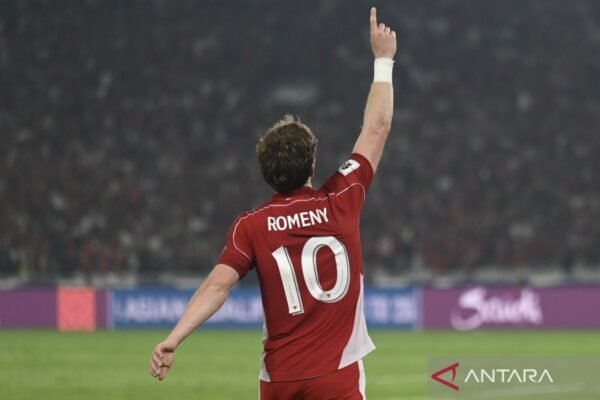 Berita Terkait: Kekhawatiran Pengamat Mengenai Potensi Ketidakhadiran Ole di Putaran Keempat Kualifikasi Here are some alternate title suggestions for "Ole Romeny sudah cetak tiga gol dari tiga laga untuk Indonesia":
1. "Ole Romeny Menorehkan Tiga Gol Dalam Tiga Pertandingan Bersama Indonesia"
2. "Tiga Gol Dalam Tiga Laga: Kontribusi Ole Romeny untuk Indonesia"
3. "Ole Romeny: Tiga Gol, Tiga Pertandingan, Satu Tujuan untuk Indonesia"
4. "Penampilan Gemilang Ole Romeny: Tiga Gol Dalam Tiga Laga untuk Indonesia"
5. "Kinerja Impresif Ole Romeny: Tiga Gol Dalam Tiga Pertandingan untuk Timnas Indonesia"
Feel free to choose one that resonates best!