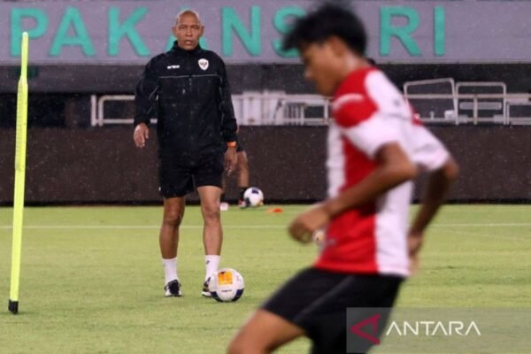 Berikut beberapa alternatif judul yang bisa digunakan:

1. "Nova Arianto Bidik 30 Pemain untuk Tim U-17 yang Baru"
2. "Target Nova Arianto: Jaring 30 Pemain untuk Tim U-17"
3. "Nova Arianto Usulkan Seleksi 30 Pemain untuk Tim U-17 Baru"
4. "Tim Baru U-17: Nova Arianto Sasar 30 Pemain"
5. "Nova Arianto Rancang Strategi Jaring 30 Pemain untuk Tim U-17"
6. "Perburuan 30 Pemain: Nova Arianto Awali Pembentukan Tim U-17"
7. "Nova Arianto Fokus Ciptakan Team U-17 dengan 30 Pemain Terbaik"

Silakan pilih atau modifikasi sesuai keperluan!
