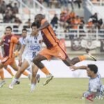 Sure! Here are some alternate title suggestions for "Jadwal Super League: Persib jamu Borneo FC, Dewa United hadapi Persija":

1. "Jadwal Liga Super: Pertandingan Seru antara Persib dan Borneo FC, Dewa United Melawan Persija"
2. "Jadwal Pertandingan Super League: Persib vs Borneo FC dan Dewa United vs Persija"
3. "Super League Matchday: Persib Menghadapi Borneo FC, Dewa United Bertarung dengan Persija"
4. "Jadwal Super League: Duel Panas Persib dan Borneo FC, Dewa United Tantang Persija"
5. "Seri Pertandingan Super League: Persib vs Borneo FC dan Dewa United vs Persija dalam Sorotan"

Feel free to mix and match or modify these further!