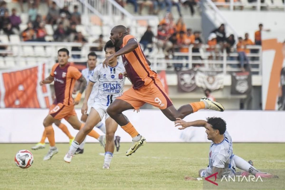 Sure! Here are some alternate title suggestions for "Jadwal Super League: Persib jamu Borneo FC, Dewa United hadapi Persija":

1. "Jadwal Liga Super: Pertandingan Seru antara Persib dan Borneo FC, Dewa United Melawan Persija"
2. "Jadwal Pertandingan Super League: Persib vs Borneo FC dan Dewa United vs Persija"
3. "Super League Matchday: Persib Menghadapi Borneo FC, Dewa United Bertarung dengan Persija"
4. "Jadwal Super League: Duel Panas Persib dan Borneo FC, Dewa United Tantang Persija"
5. "Seri Pertandingan Super League: Persib vs Borneo FC dan Dewa United vs Persija dalam Sorotan"

Feel free to mix and match or modify these further!