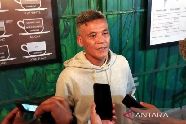 Berikut beberapa alternatif judul untuk “Paceklik Pelatih Indonesia di Liga Sendiri”:
1. “Kemandekan Pelatih Lokal dalam Liga Domestik”
2. “Krisis Pelatih Indonesia di Kompetisi Lokal”
3. “Tantangan Pelatih Tanah Air di Liga Dalam Negeri”
4. “Kesulitan Pelatih Indonesia Menghadapi Liga Sendiri”
5. “Upaya Pelatih Lokal Mengatasi Paceklik Prestasi di Liga”
6. “Peluang dan Hambatan Pelatih Indonesia di Liga Nasional”
7. “Menggali Masalah Pelatih Indonesia di Liga Sendiri”
8. “Menyelami Tantangan Pelatih Lokal dalam Liga Indonesia”
9. “Pelatih Indonesia: Terjebak dalam Keterpurukan Liga Sendiri”
10. “Nasib Pelatih Lokal di Tengah Kompetisi Liga Indonesia”
Semoga beberapa alternatif ini dapat membantu! Berikut beberapa alternatif judul untuk "Paceklik Pelatih Indonesia di Liga Sendiri":
1. "Kemandekan Pelatih Lokal dalam Liga Domestik"
2. "Krisis Pelatih Indonesia di Kompetisi Lokal"
3. "Tantangan Pelatih Tanah Air di Liga Dalam Negeri"
4. "Kesulitan Pelatih Indonesia Menghadapi Liga Sendiri"
5. "Upaya Pelatih Lokal Mengatasi Paceklik Prestasi di Liga"
6. "Peluang dan Hambatan Pelatih Indonesia di Liga Nasional"
7. "Menggali Masalah Pelatih Indonesia di Liga Sendiri"
8. "Menyelami Tantangan Pelatih Lokal dalam Liga Indonesia"
9. "Pelatih Indonesia: Terjebak dalam Keterpurukan Liga Sendiri"
10. "Nasib Pelatih Lokal di Tengah Kompetisi Liga Indonesia"
Semoga beberapa alternatif ini dapat membantu!