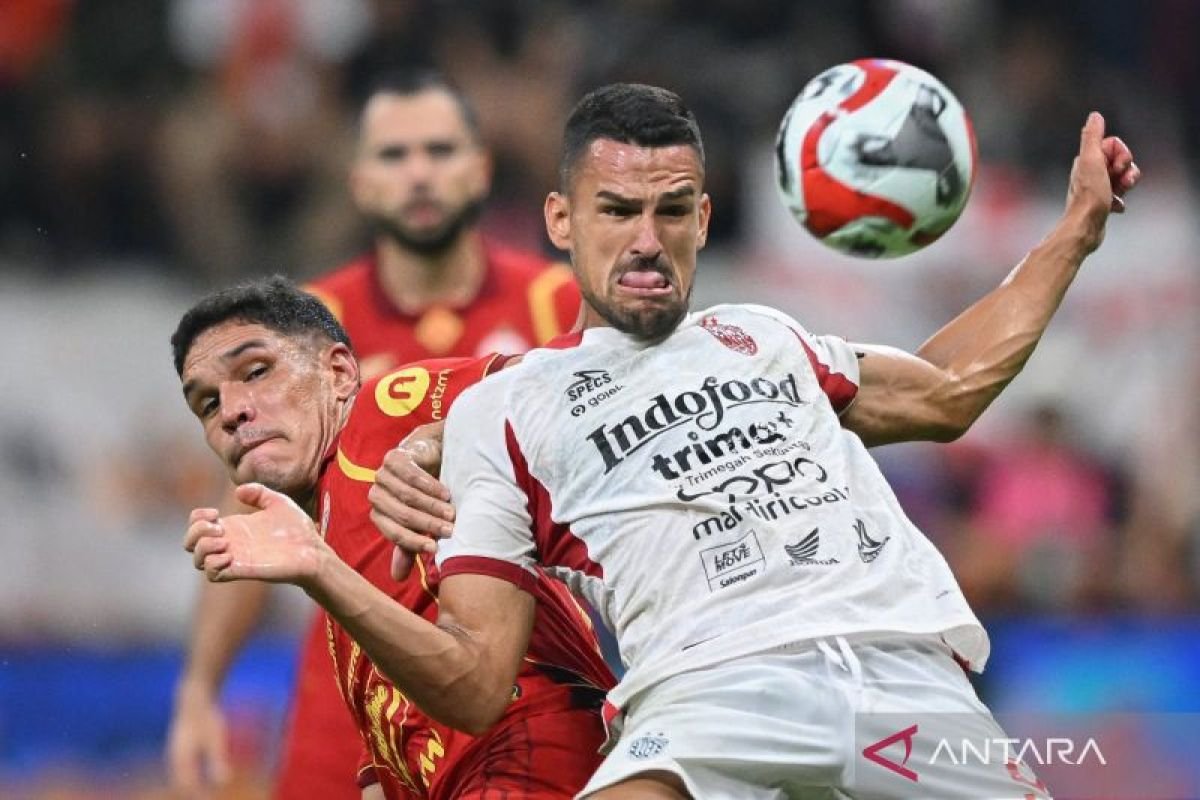 Berikut adalah beberapa alternatif judul untuk "Pelatih Bali United Sayangkan Serangan Balik Terbuang Percuma":
1. "Pelatih Bali United Kecewa atas Pemborosan Serangan Balik"
2. "Serangan Balik yang Terbuang, Pelatih Bali United Ungkapkan Penyesalan"
3. "Pelatih Bali United Terkesan atas Serangan Balik yang Tidak Dimaksimalkan"
4. "Kecewa dengan Efektivitas Serangan Balik, Pelatih Bali United Berbicara"
5. "Pelatih Bali United: Serangan Balik yang Terbuang Menjadi Kerugian"
6. "Pemborosan Peluang: Pelatih Bali United Komentar soal Serangan Balik"
7. "Serangan Balik Tak Berbuah, Pelatih Bali United Ekspresikan Kekecewaan"
Semoga alternatif judul ini dapat membantu!